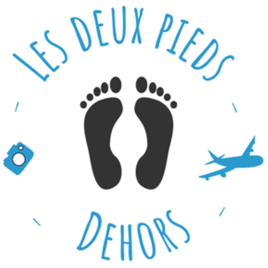 LES DEUX PIEDS DEHORS