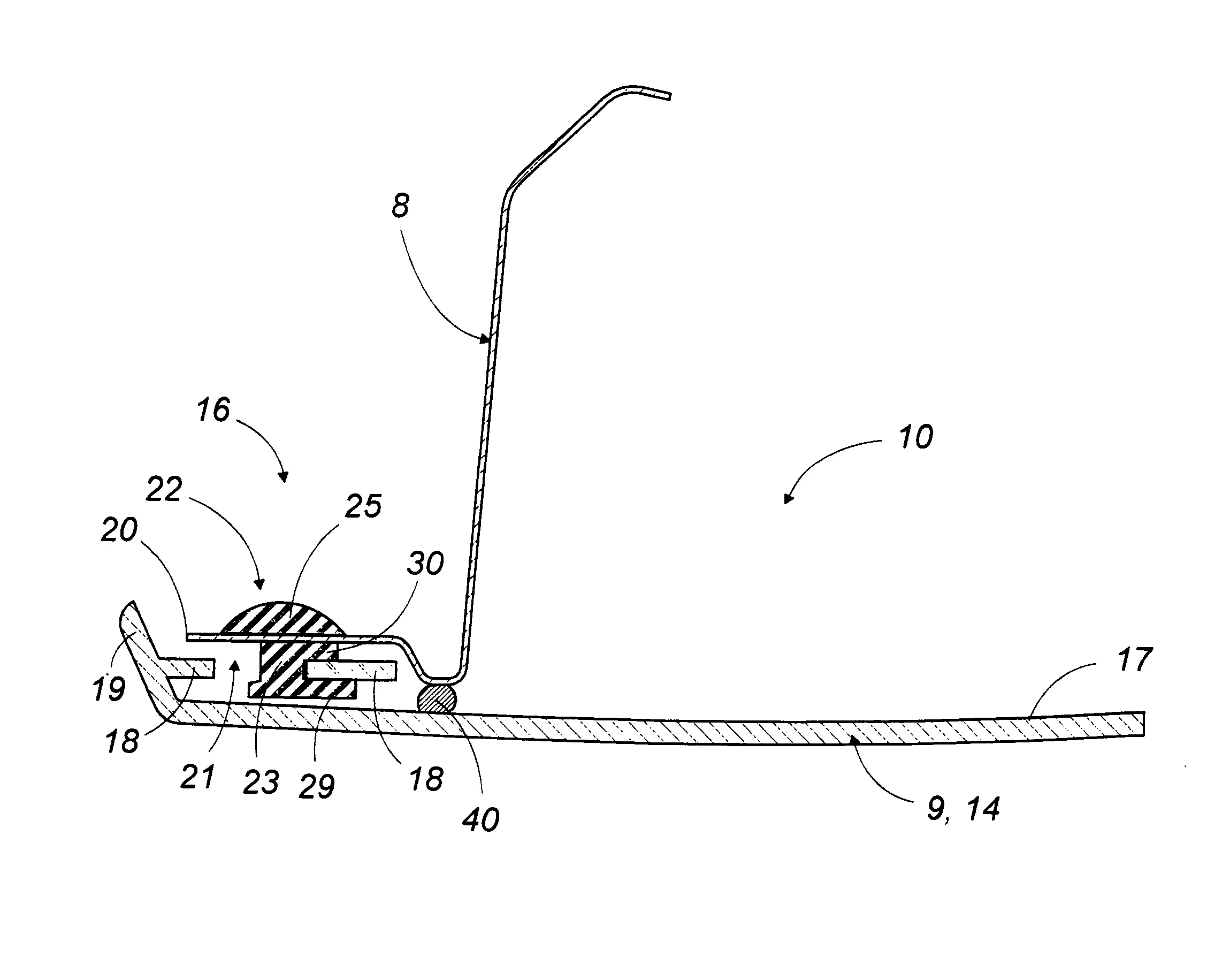 Piece de carrosserie composite metal/plastique a libre dilatation differentielle