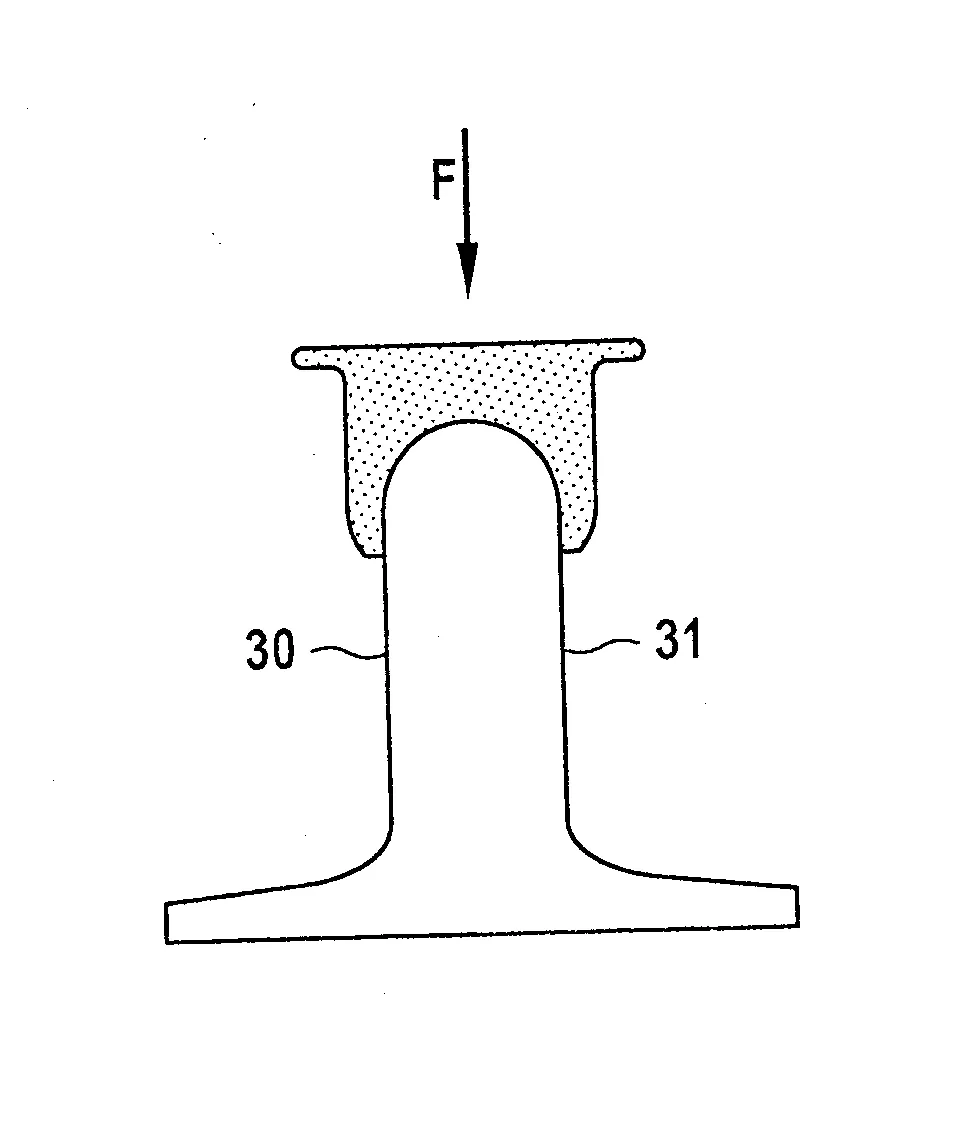 Assemblage d'un objet moule comportant une pluralite d'elements a crochets surmoules et d'un recouvrement