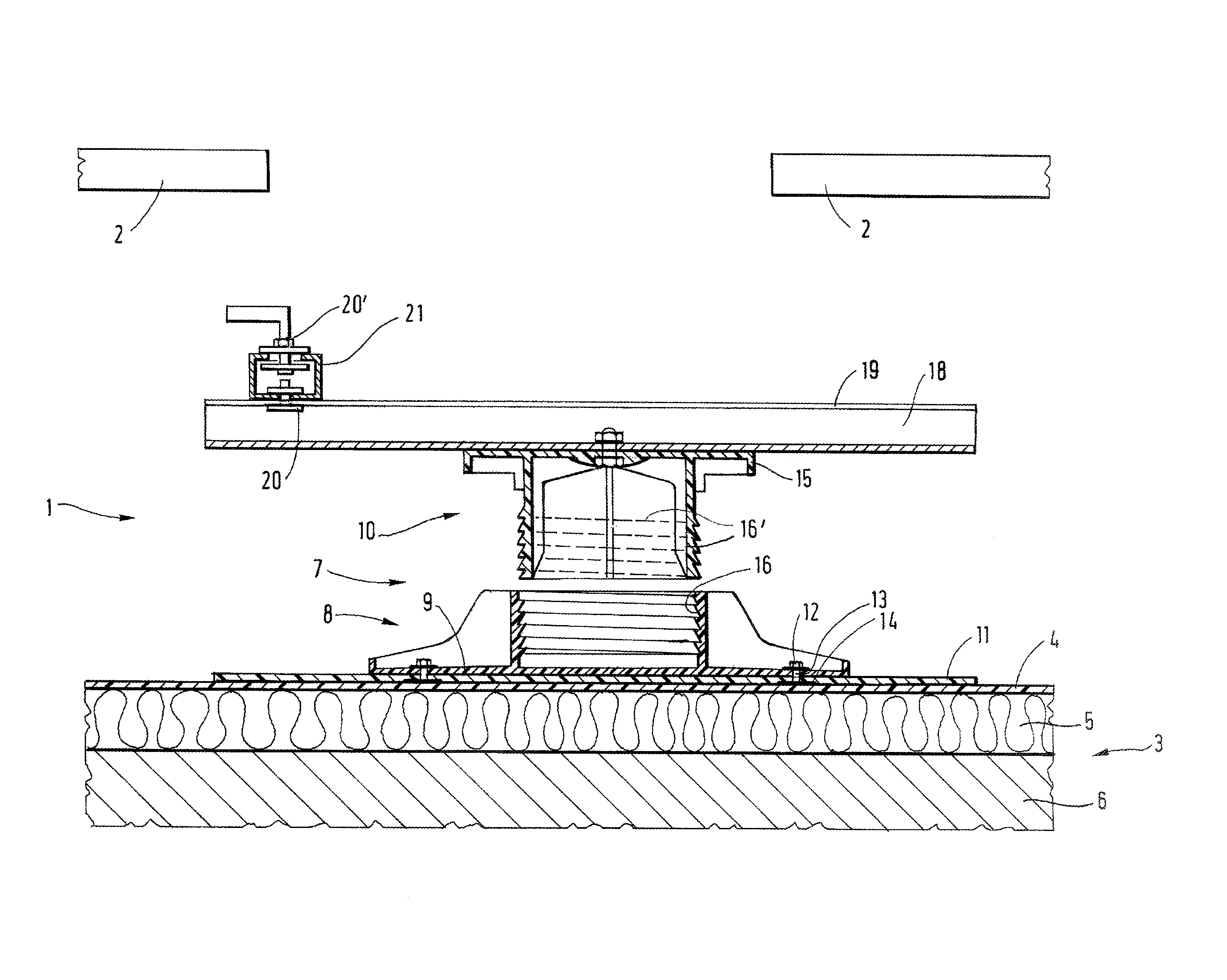 Dispositif de fixation de plaques ou de panneaux sur une couverture et couverture composite resultante