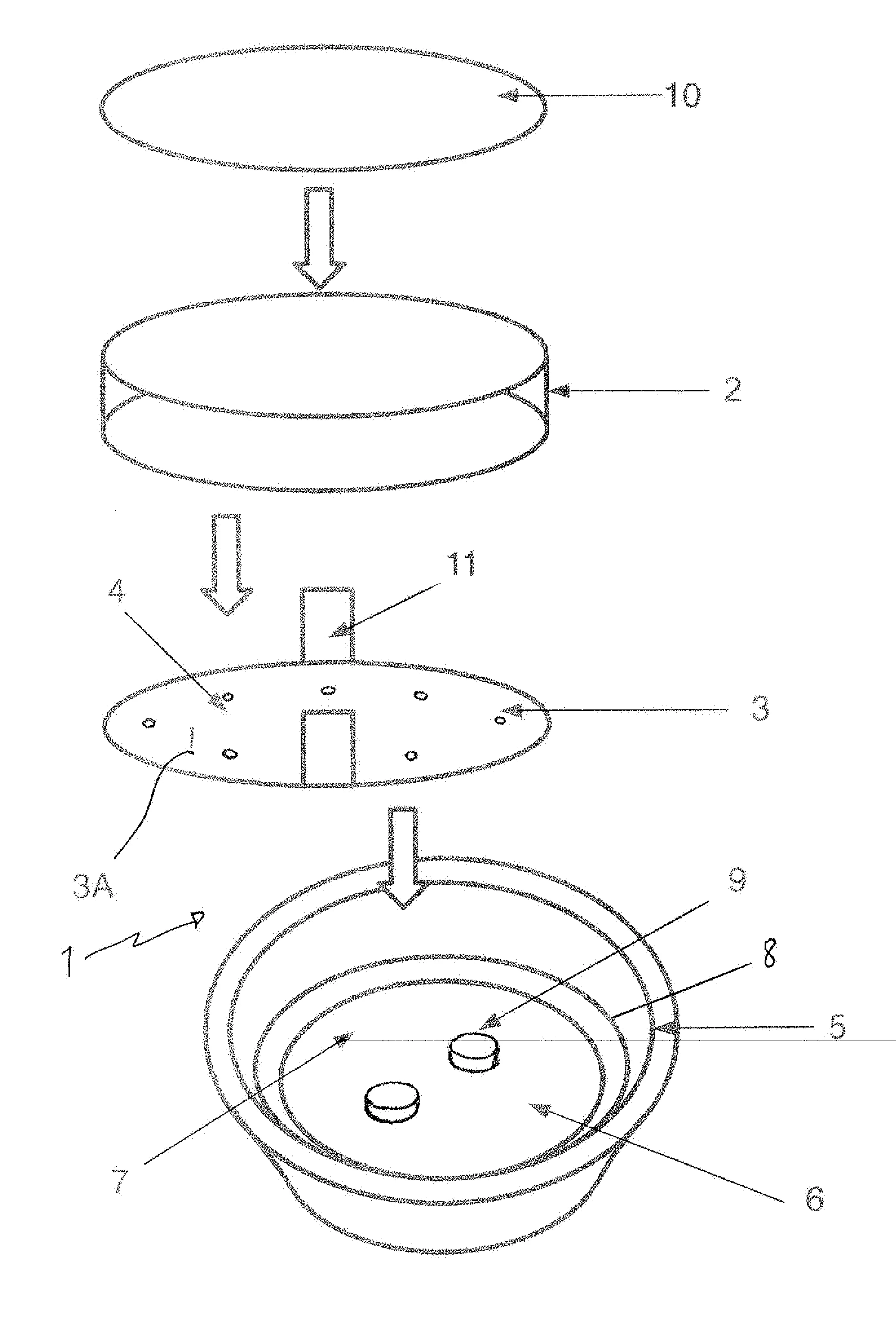 Conditionnement de produit alimentaire apte a passer aux micro-ondes pour un rechauffage et/ou une cuisson par micro-ondes dudit produit