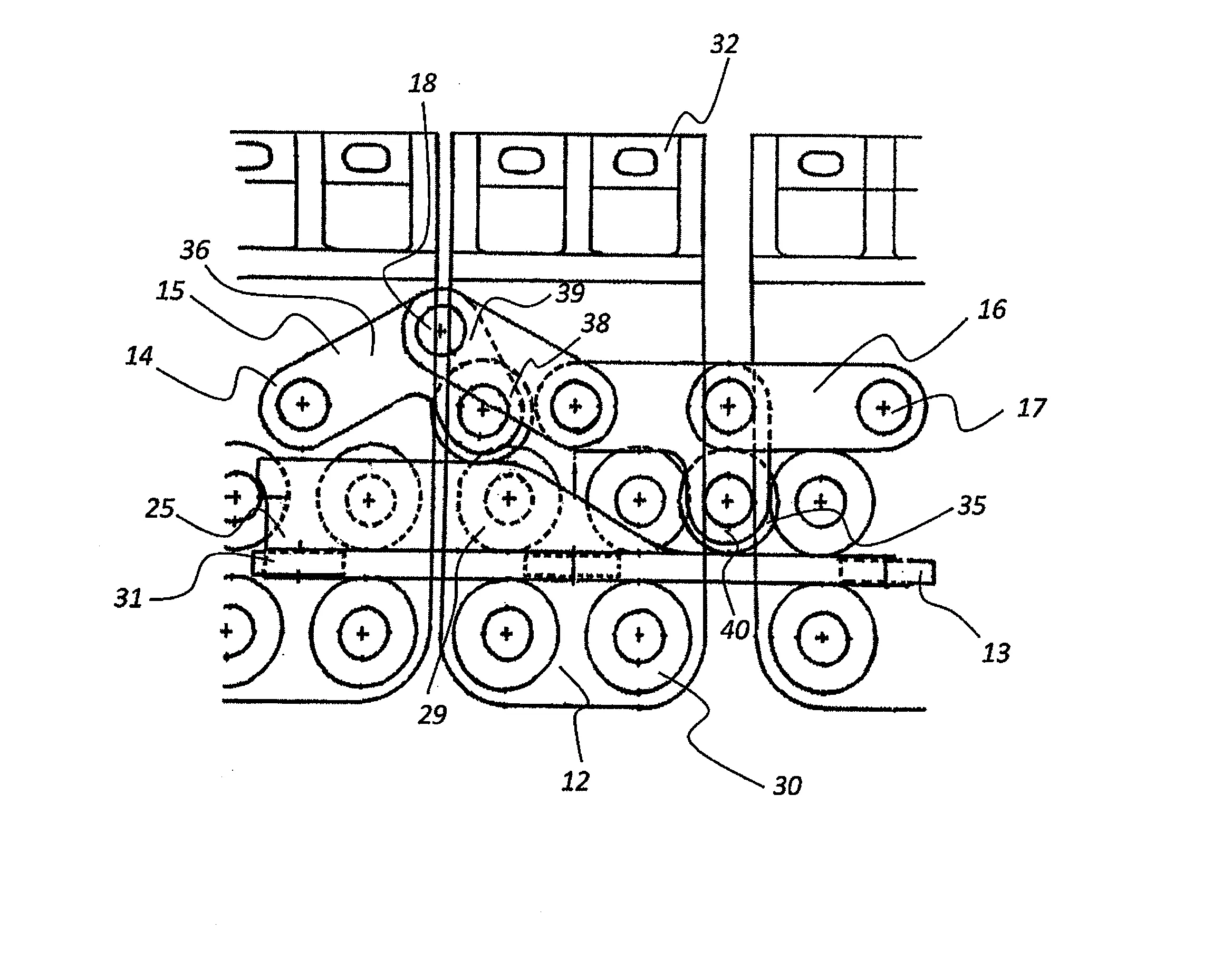 Dispositif  pour etirer un film en matiere synthetique dans le sens transversal et en realiser une relaxation controlee dans le sens longitudinal