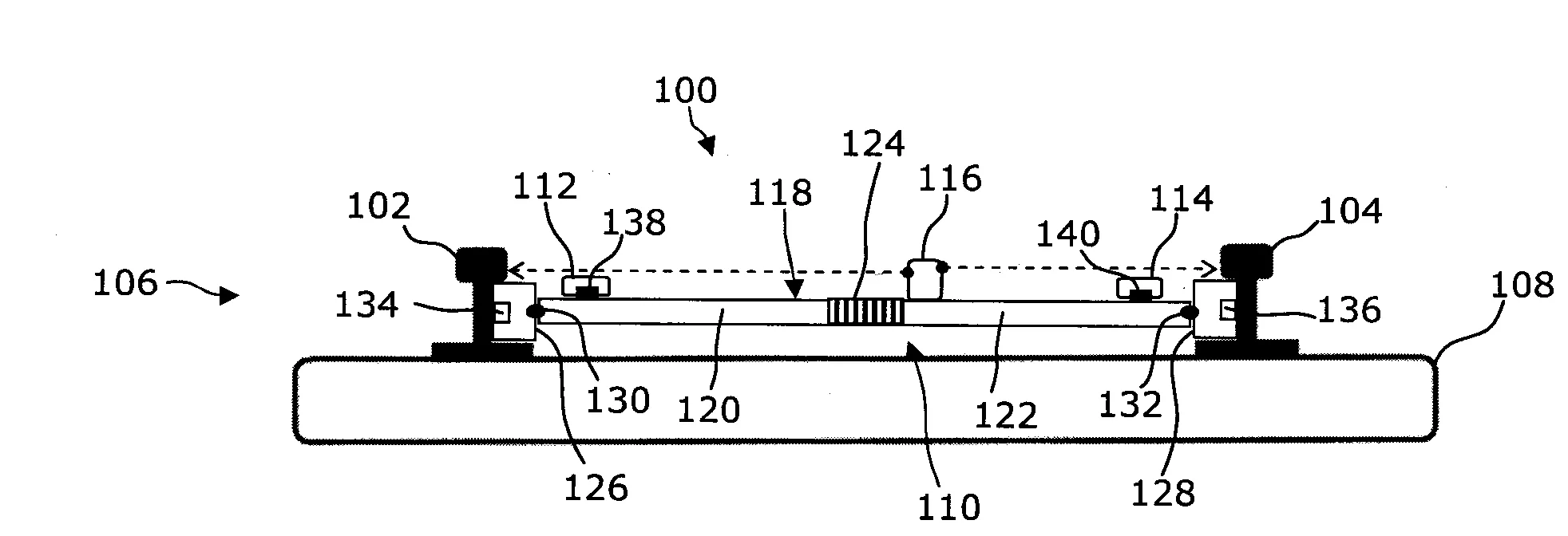 Dispositif de surveillance de la geometrie d'une voie ferree, voie ferree et systeme comprenant un tel dispositif