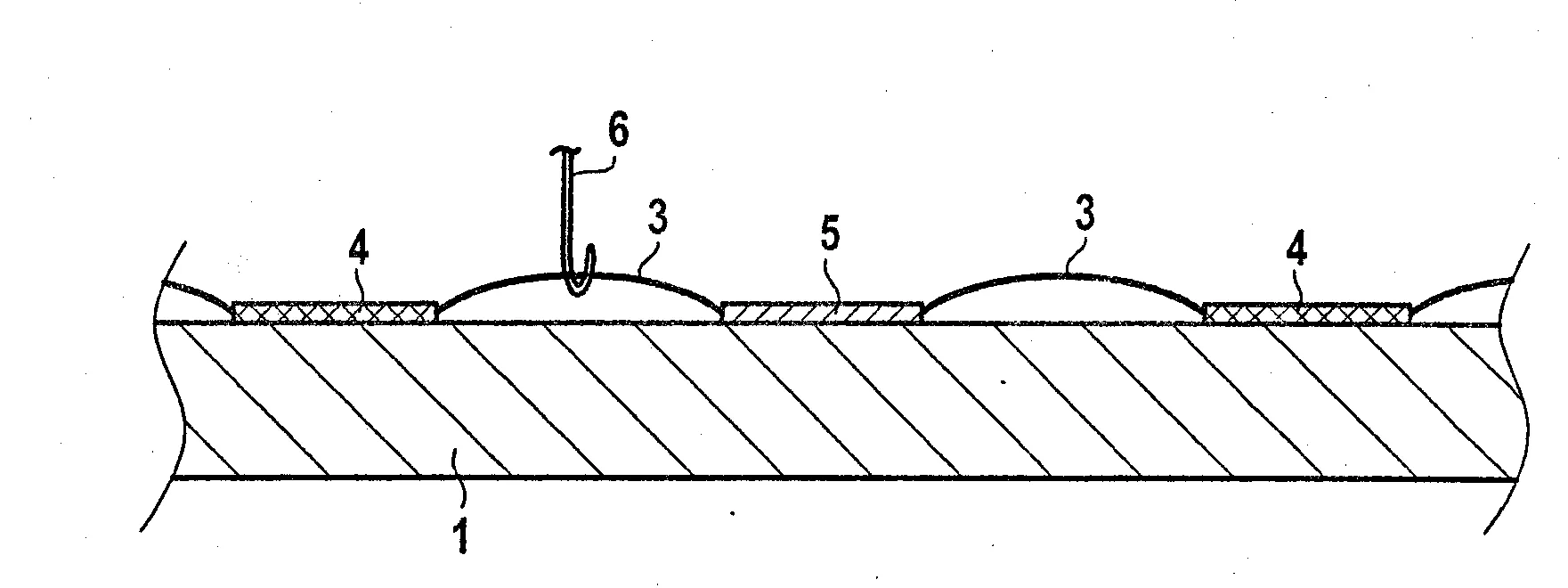 Nappe ou ruban a boucles comportant des zones a fixations differentielles et couche culotte comportant une telle nappe