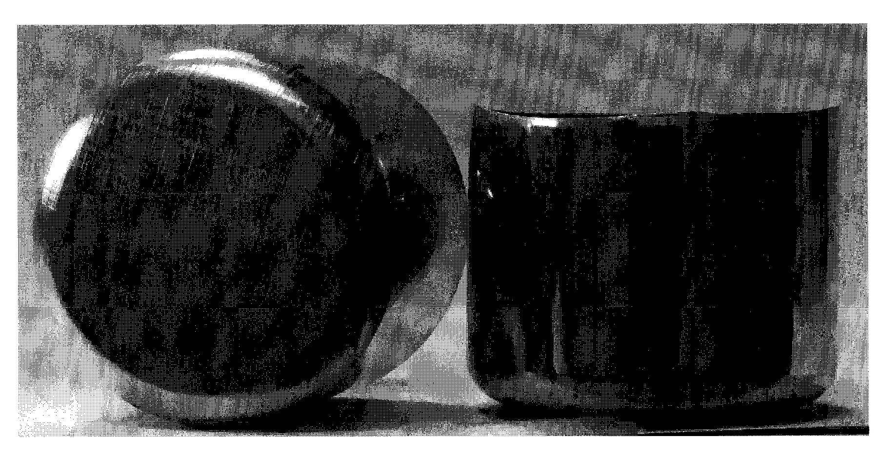 Procede de fabrication de capsules de bouchage metalliques mixtes texturees-lisses