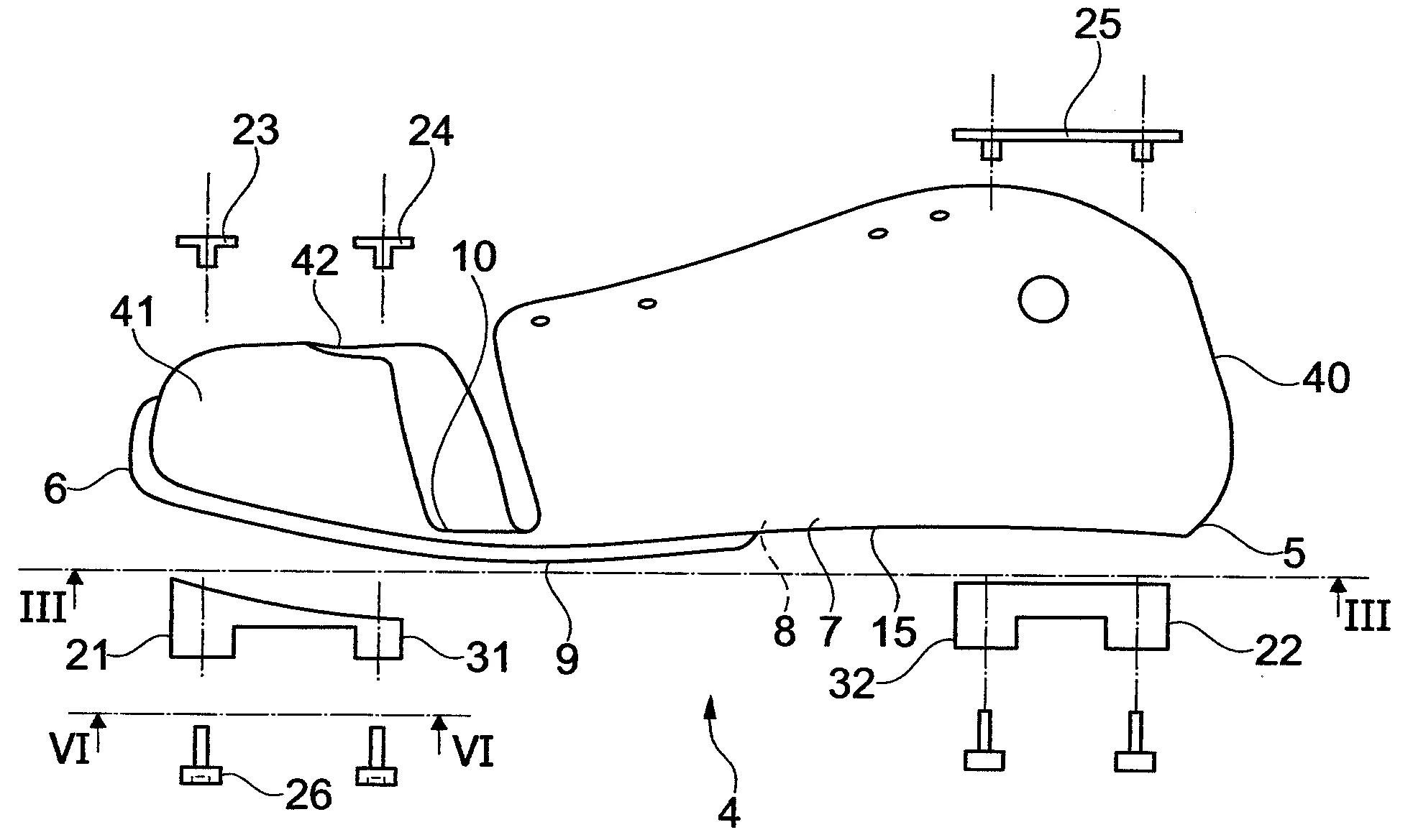 Chaussure munie d'un element d'accrochage a un engin de sport