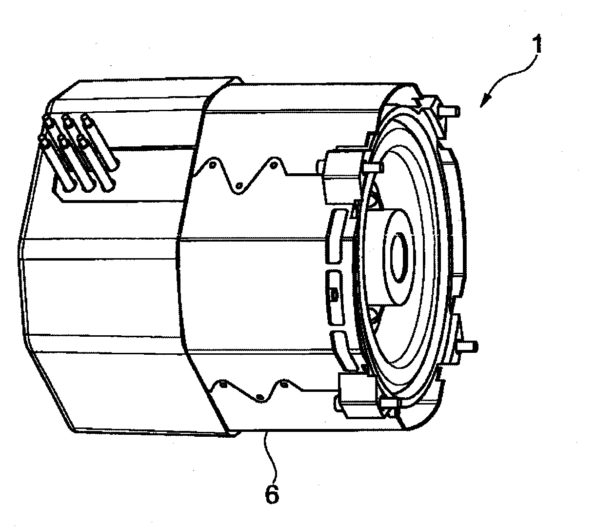 Machine électrique tournante comportant un stator avec un paquet de tôles magné-      
tiques et un carter, permettant l'amélioration de l'efficacité du refroidissement