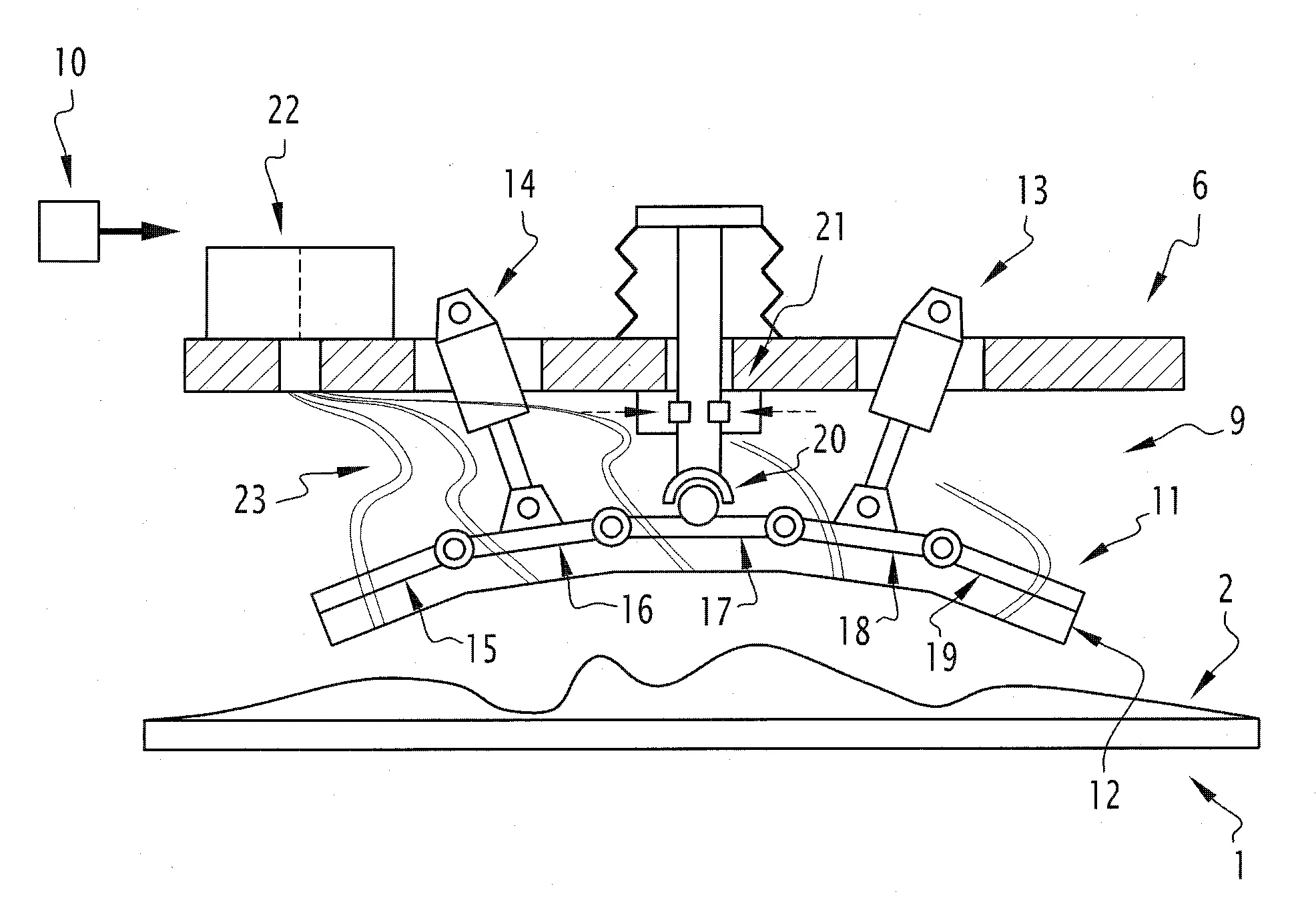 Plateforme navale equipee d'une zone d'appontage/decollage d'au moins un aeronef et de moyens en forme de chariot de manutention de celui-cio