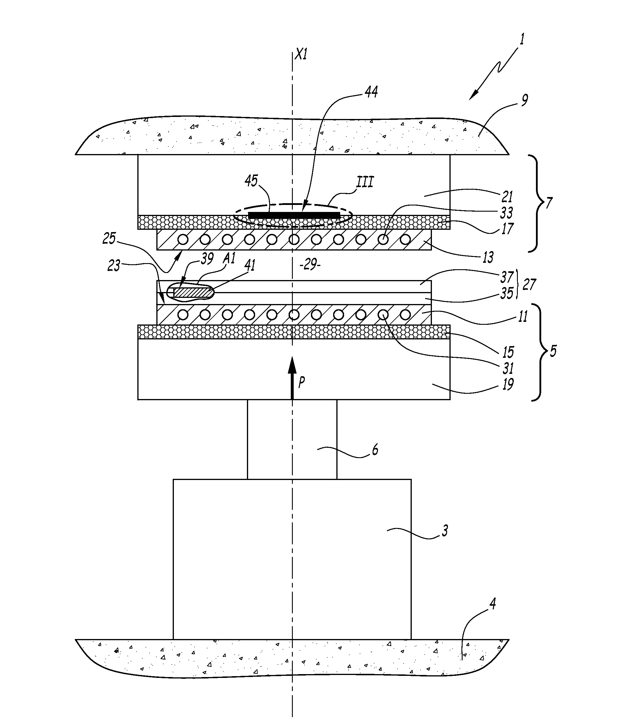 Presse chauffante, ensemble de pressage, procede de reglage et utilisations d'une telle presse chauffante.